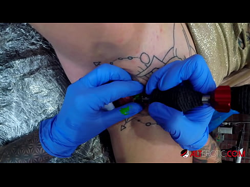 ❤️ Sully Savage mai tsananin jarfa ta yi tattoo a kan kwarin ta ❤️❌ Batsa kawai ﹏